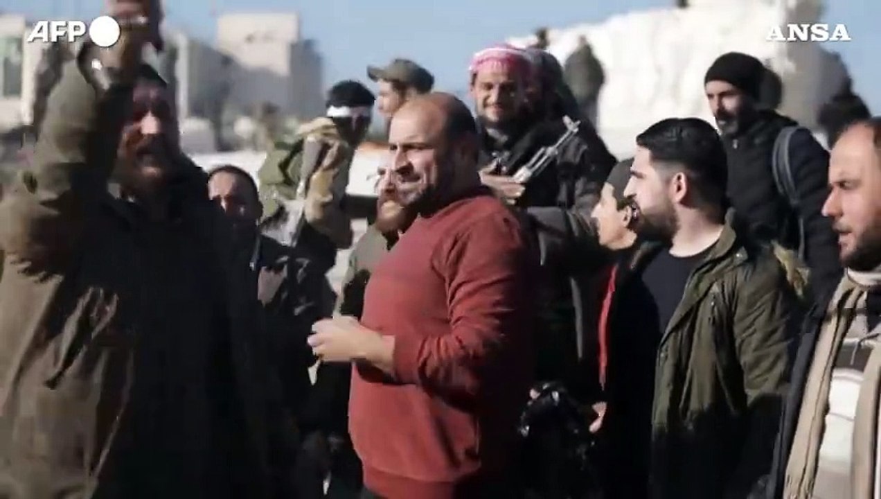Siria, i ribelli jihadisti festeggiano per le strade di Aleppo