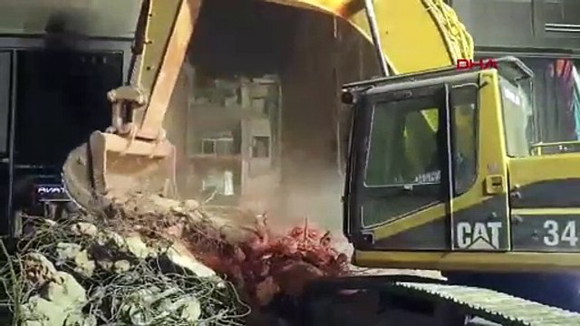 İstanbul- Güngören'de çöken binanın enkazında kalan işçiyi kurtarma çalışmaları 3'üncü gününde sürüyor