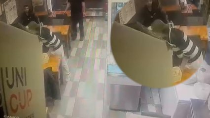 Beyoğlu’nda çorbacıda silahlı küfür kavgası; kendini vurdu dışarıya attılar