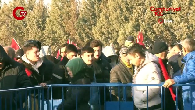 Silivri’de market açılışında verilecek bin TL’lik hediye çeki için vatandaşlar akşamdan çadır kurup bekledi