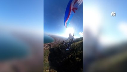 Yamaç paraşütü pilotu havada bisikletiyle pedal çevirdi