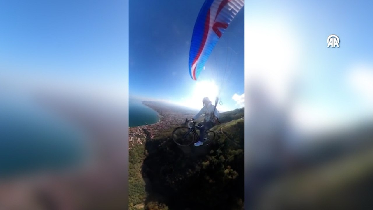 Yamaç paraşütü pilotu havada bisikletiyle pedal çevirdi