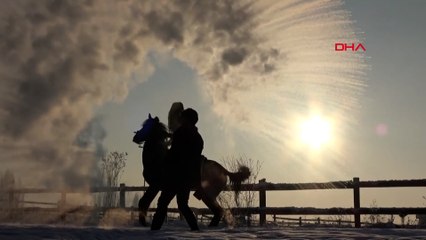 Erzurum'da havaya atılan sıcak su, buz oldu
