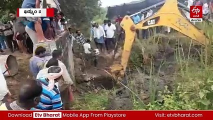 చేపల వేటకు వెళ్లి చెరువు తూములో ఇరుక్కున్న వ్యక్తి  - గంటల పాటు నరకయాతన - తర్వాత సేఫ్​గా బయటకు