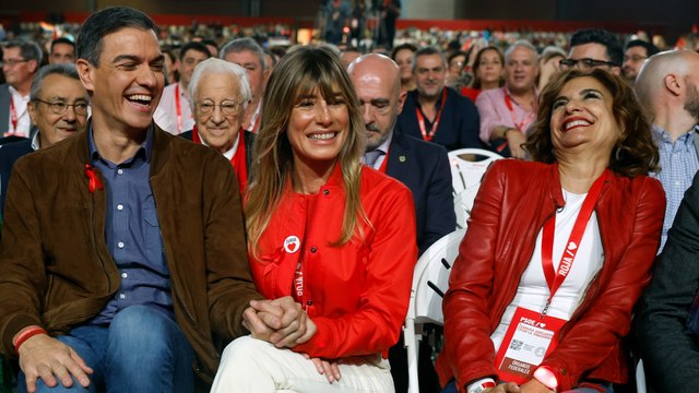 Begoña Gómez, recibida entre aplausos y efusivos abrazos y besos por los socialistas
