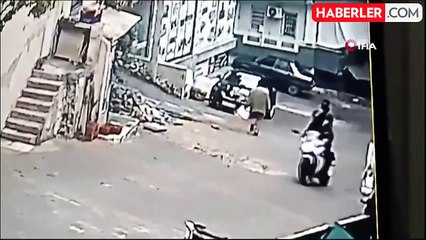 Kuşadası'nda Güpegündüz Soygun Girişimi Kamerada