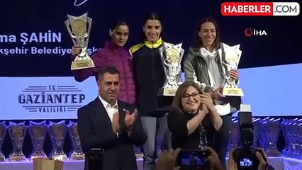 6. Gazi Yarı Maratonu'nda dereceye giren sporcular ödüllerini aldı