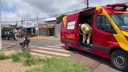 Motociclista é projetado contra vidro traseiro de Corsa após forte acidente na Leonardo da Vinci