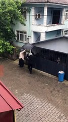 Yağmur altında çatıda mahsur kalan kediyi kurtarıp kalplerimizi ısıtan güzel insanlar 😊