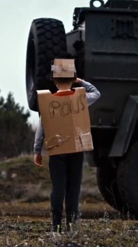 Kartondan polis kostümü ile PÖH aracına selam duran ufaklık ve bu selamı karşılıksız bırakmayan PÖH 😊