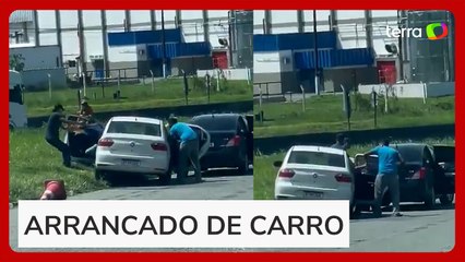 Vídeo mostra taxista sendo sequestrado em plena luz do dia em Salvador (BA)