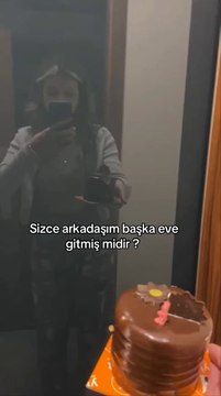 Arkadaşına doğum günü sürprizi yapmak isterken yanlış kapıyı çalan kız ve onu tatlı bir şekilde karşılayan ev sakinleri 😅