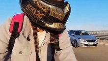 Çantasını açık unutup yola eşyaları saçılan kadın motorcuyu önce uyarıp daha sonrada yardımına koşan hemcinsi 😊