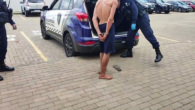 Jovem é flagrado furtando fios e leva surra de moradores