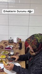 Antalya'da bir adam, eşine jest yapmak için kokoreççide masaya kuru gül yaprakları döktürmüş 🌹