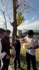 Arkadaşlarına pasta fırlatmak isterken hayatlarının hatasını yapan gencolar 🤦🏻‍♂️