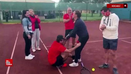 Kocaeli'de sakatlanmış numarası yaptı, yanına gelen kız arkadaşına evlilik teklifi etti