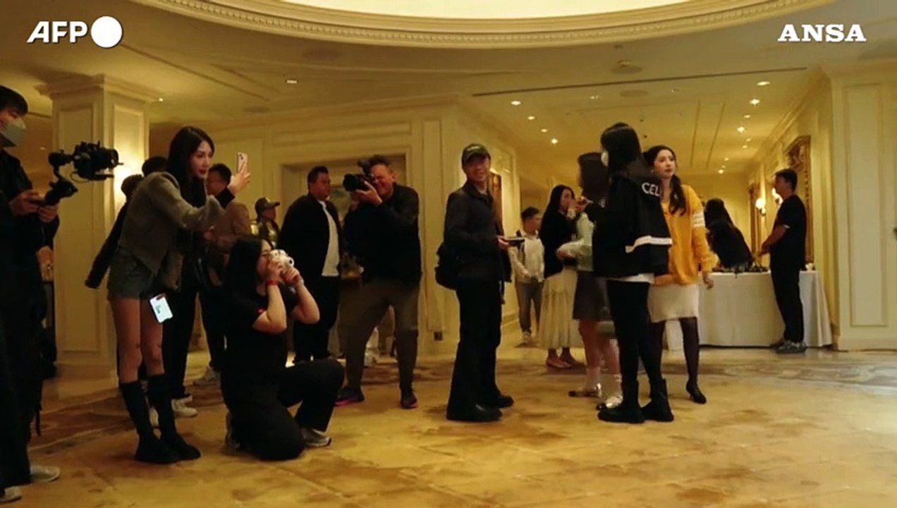 Il tycoon delle criptovalute mangia la banana di Cattelan da 6,2 milioni