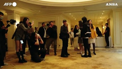 Il tycoon delle criptovalute mangia la banana di Cattelan da 6,2 milioni