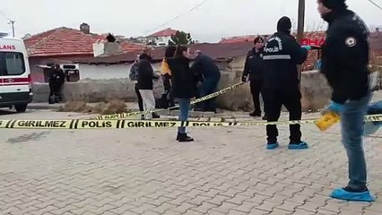 Annesiyle gönül ilişkisi olduğunu düşündüğü kişiyi tabancayla öldürdü