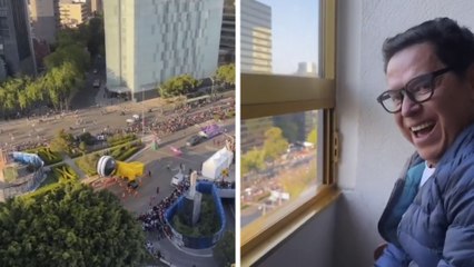 Mario Bezares entusiasmado viendo el desfile del Bolo Fest:"Estoy muy emocionado"