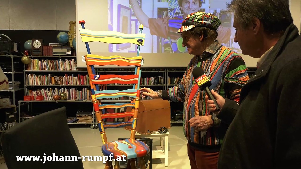 Künstler Johann Rumpf malt Kunstsessel beim 48er Tandler im 22 Bezirk