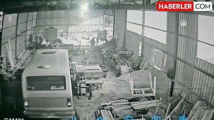 Tartıştığı babasının çalıştığı atölyeye minibüsle daldı
