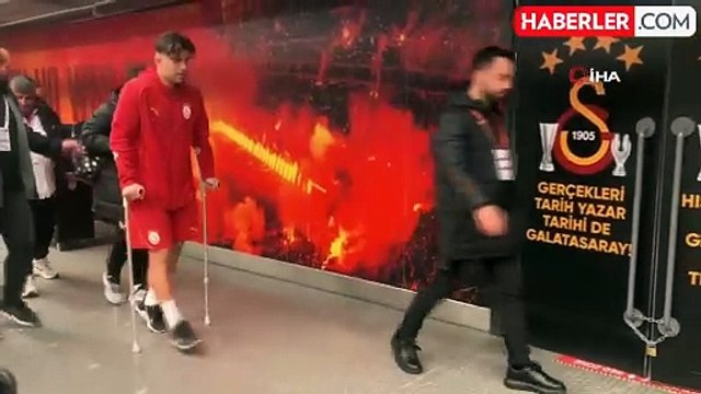 Galatasaray'da korkutan sakatlık: Yıldız futbolcu, sahayı sedyeyle terk etti
