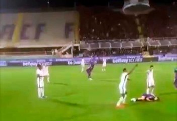 Dramático instante en el que un futbolista de la Fiorentina se desploma en pleno partido