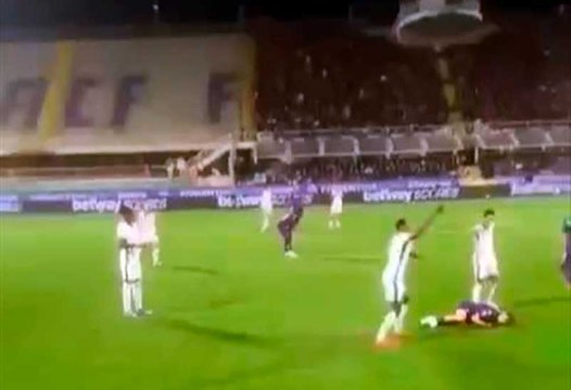 Dramático instante en el que un futbolista de la Fiorentina se desploma en pleno partido