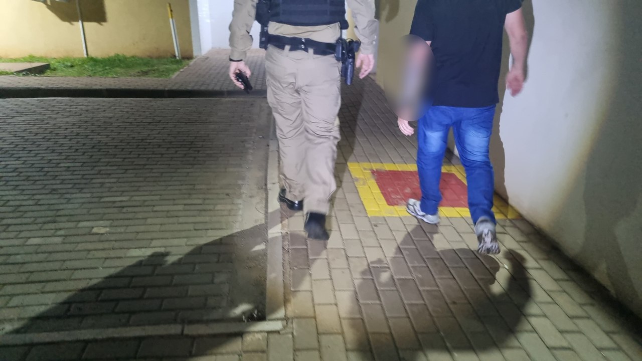 Rapaz é detido após pilotar moto em zigue-zague