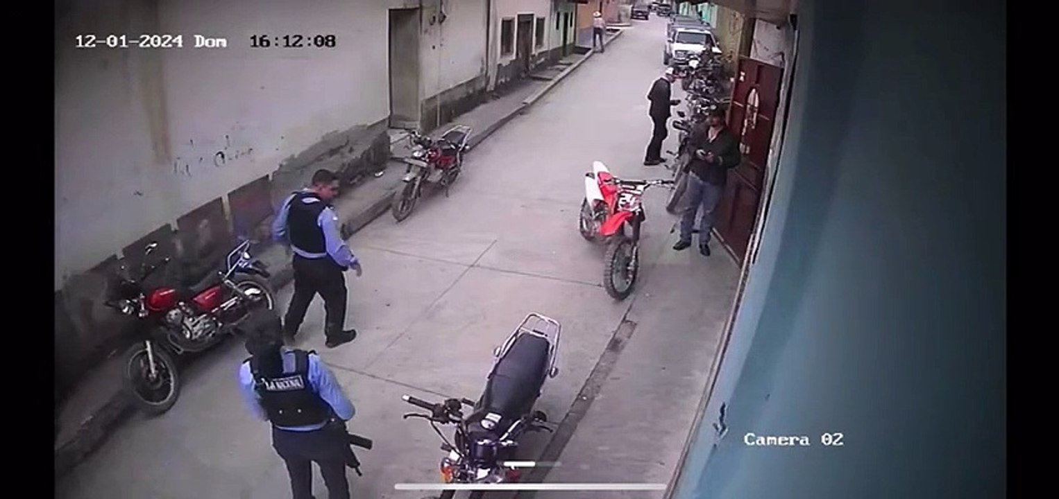 Policías 'tiran' motos mal estacionadas para poder pasar