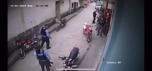 Policías 'tiran' motos mal estacionadas para poder pasar