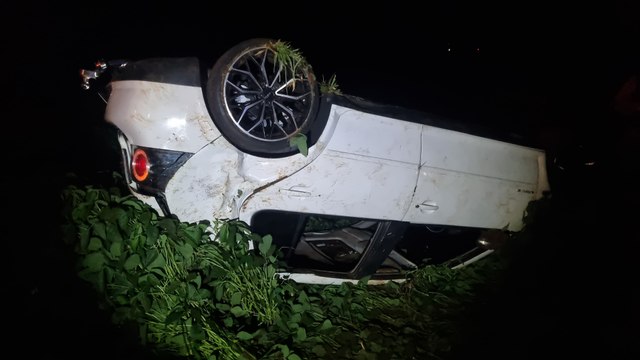 Golf capota na PR-486 em Espigão Azul e dois ficam feridos