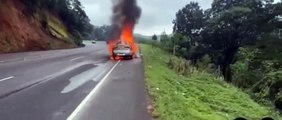Carro se incendia en carretera CA-5 a la altura de Santa Cruz de Yojoa