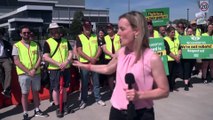 Woolworths workers picket distribution centre in Melbourne as industrial dispute continues