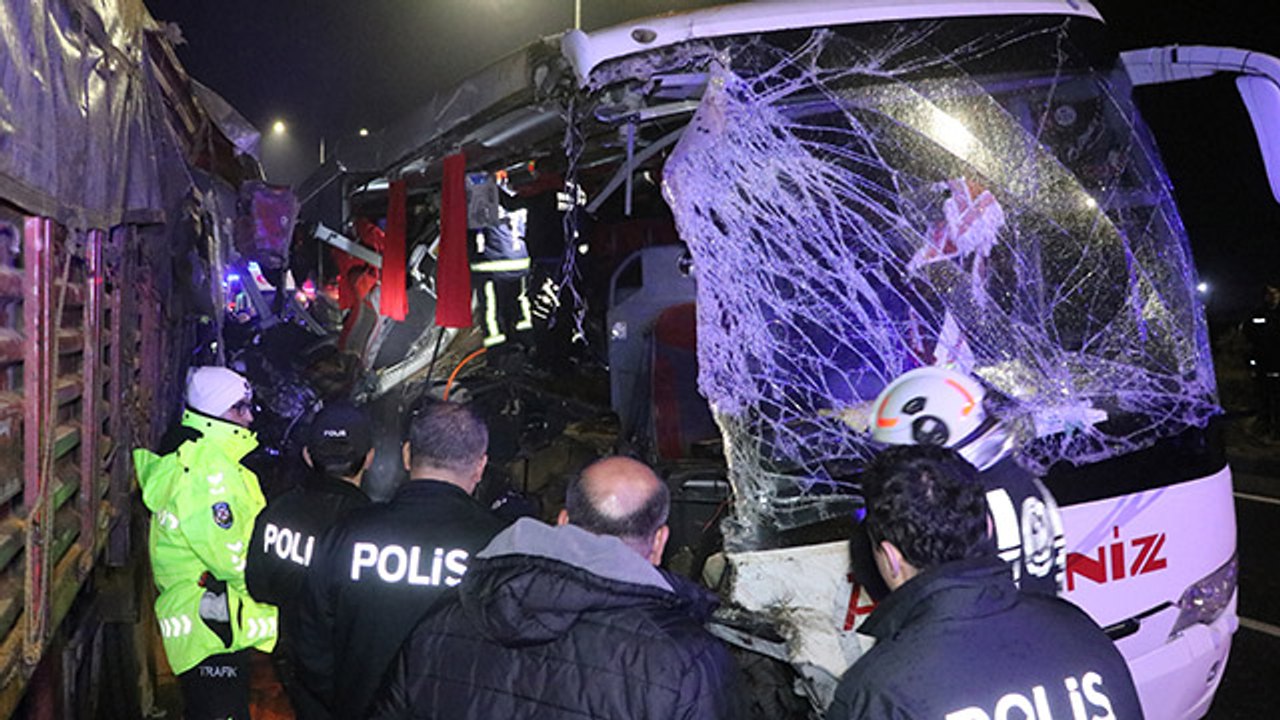 Denizli'de yolcu otobüsü TIR'a çarptı; 1 ölü, 20 yaralı