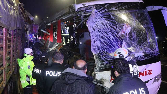 Denizli'de yolcu otobüsü TIR'a çarptı; 1 ölü, 20 yaralı
