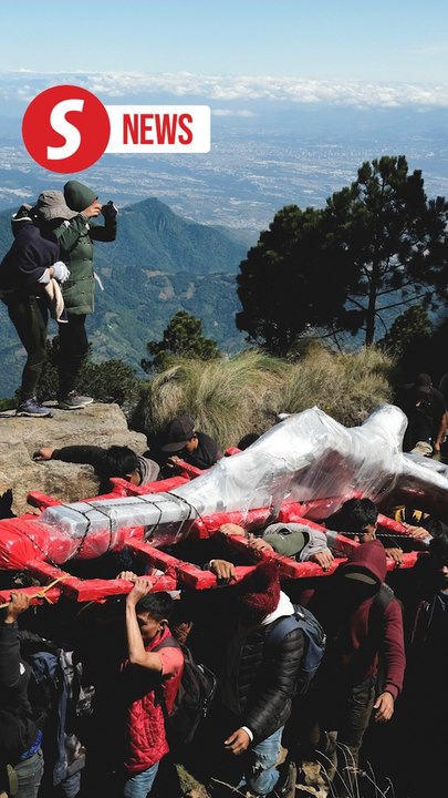 Guatemalan devotees return Christ statue to volcano crater