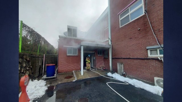 수원 초등학교 급식실 화재...학생 등 920여 명 대피 / YTN