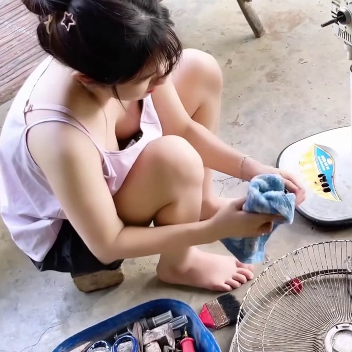 Cô gái lau quạt
