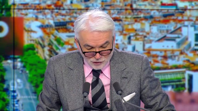 Édito Pascal Praud - Déconstruction de Noël : «Pauvre pays parfois gouverné par des ministres à la colonne vertébrale de coquille Saint-Jacques»