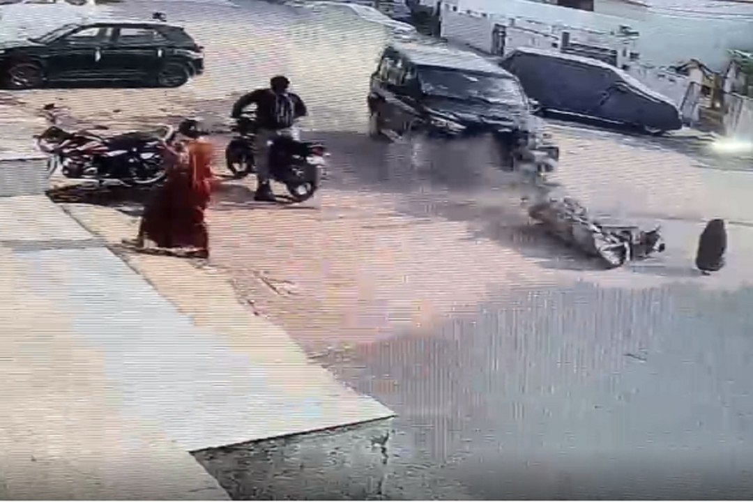 स्कार्पियो की चपेट में आया स्कूटी सवार