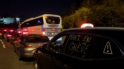« Des revenus réduits de 40% » : en colère les taxis paralysent les routes