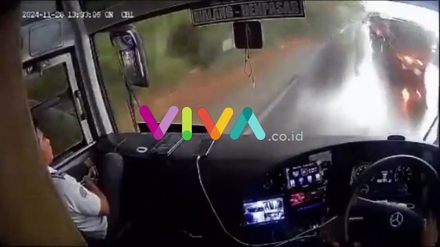 Menegangkan! Rekaman CCTV Detik-detik Bus Nyaris Masuk Laut