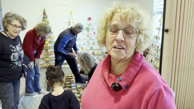Monique Bourdiaux, vice-présidente du CCAS de Bernis, présente l'atelier récup'