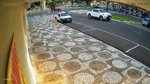 Vídeo: Idosa é atropelada enquanto atravessava faixa de pedestres da praça Santos Dumont