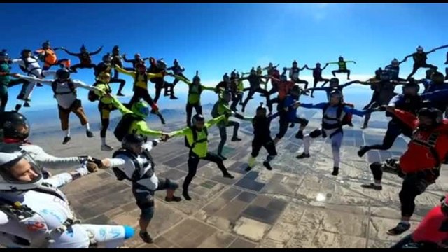 Lancio col paracadute da record: in 96 in formazione mani nelle mani