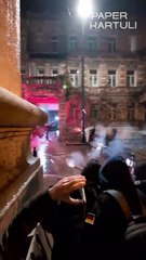 Manifestantes usan "ametralladora" de fuegos artificiales en Georgia