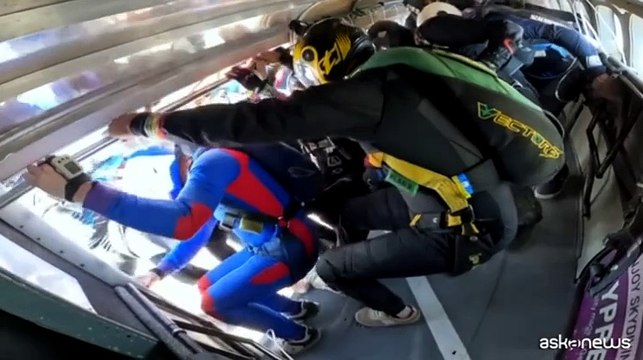 Lancio col paracadute da record: in 96 in formazione mani nelle mani